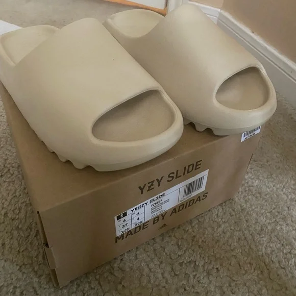 Yeezy Slides - Picture 5 of 6